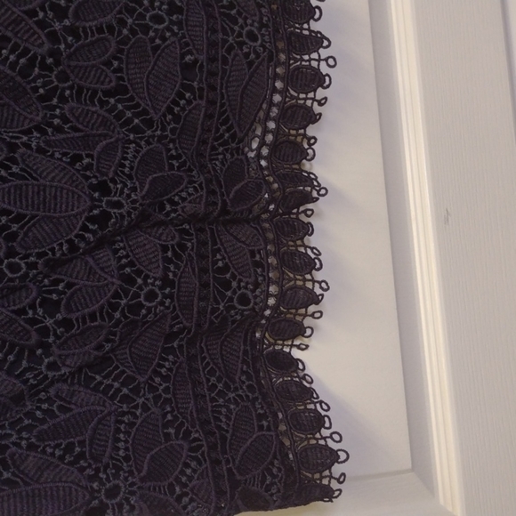 𝅺LOFT sleeveless lace front overlay top - Picture 2 of 4